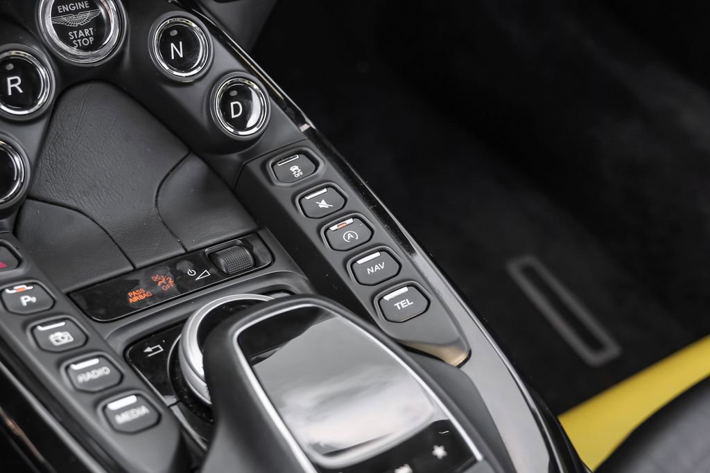 Used 2020 Aston Martin V8 Vantage Coupe RWD image 25