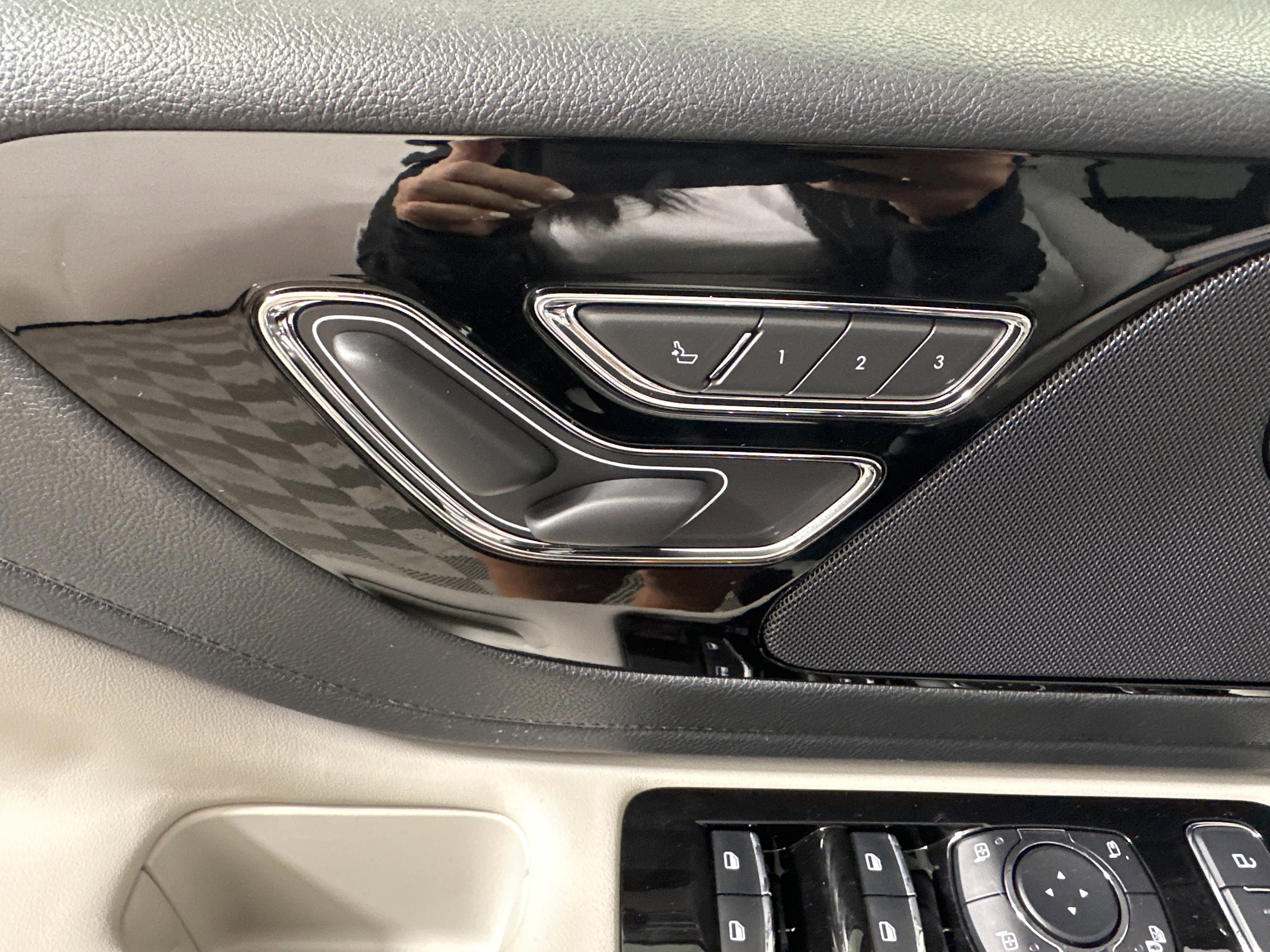 New 2025 Lincoln Aviator AWD image 10