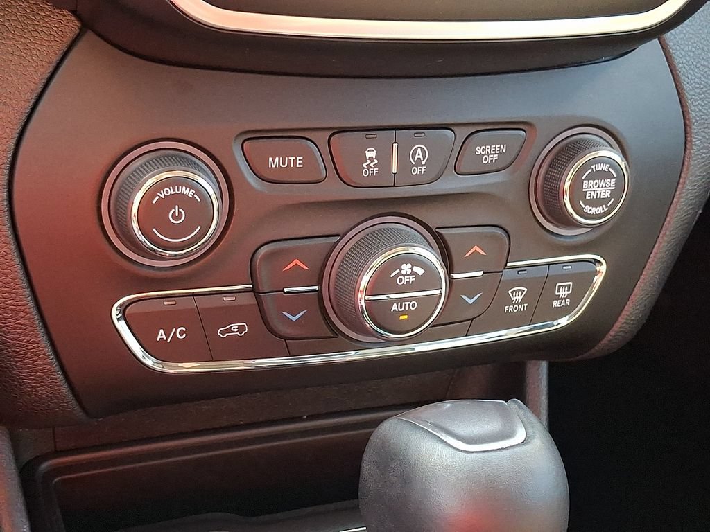 Used 2021 Jeep Cherokee Latitude Lux w/ Comfort/Convenience Group AWD/4WD image 15