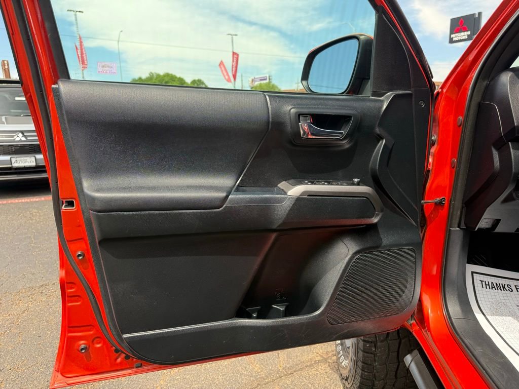 Used 2017 Toyota Tacoma TRD Sport w/ Tow Package (A/T) image 11