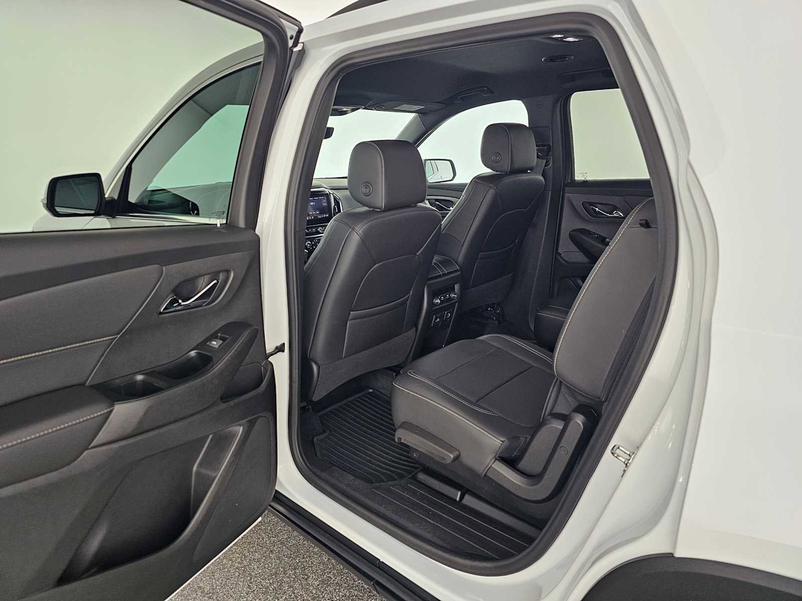 Used 2023 Chevrolet Traverse LT w/ LT Premium Package FWD image 17