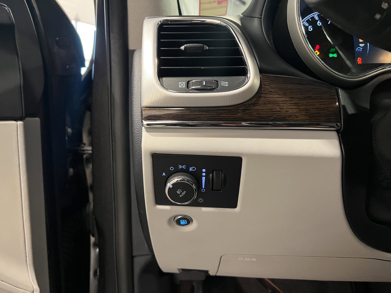 Used 2020 Jeep Grand Cherokee Summit image 15