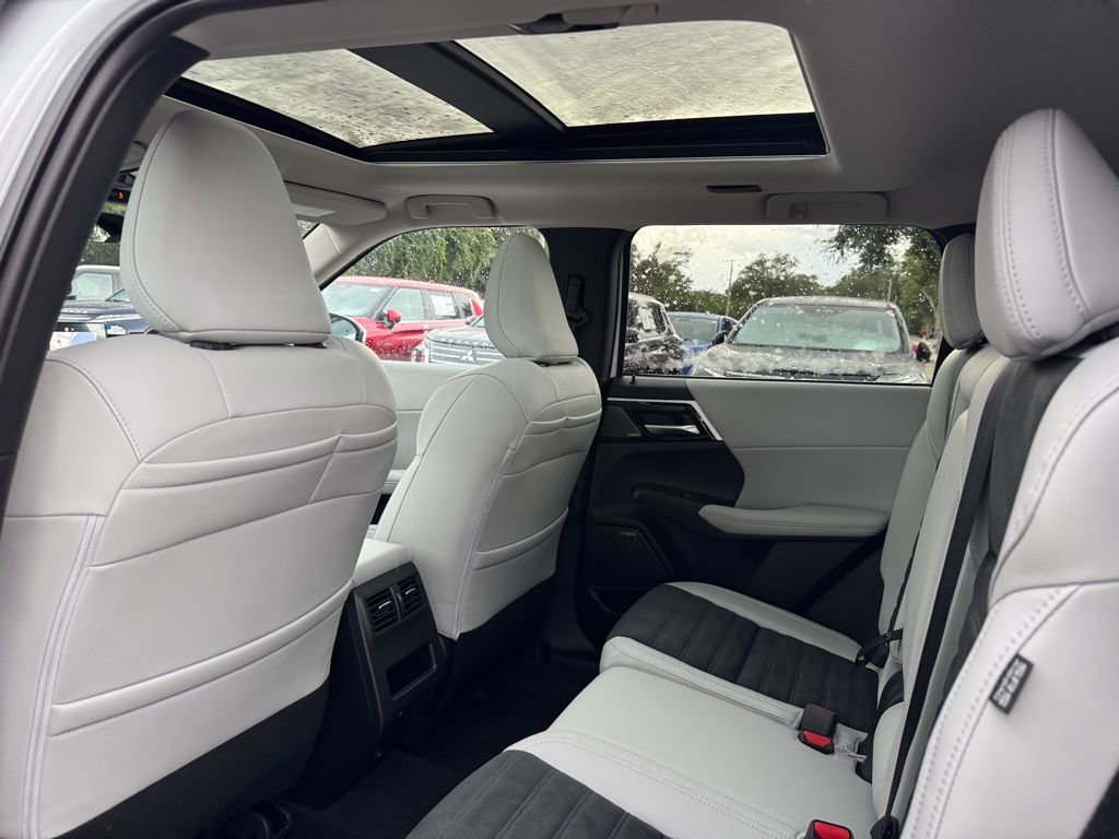 New 2025 Mitsubishi Outlander SE image 17