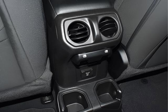 Used 2023 Jeep Wrangler Unlimited Rubicon w/ Cold Weather Group AWD/4WD image 28