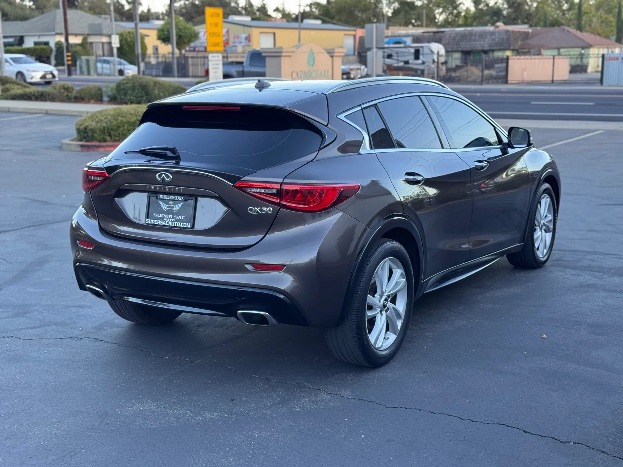 Used 2017 INFINITI QX30 Premium w/ Cargo Package FWD image 6