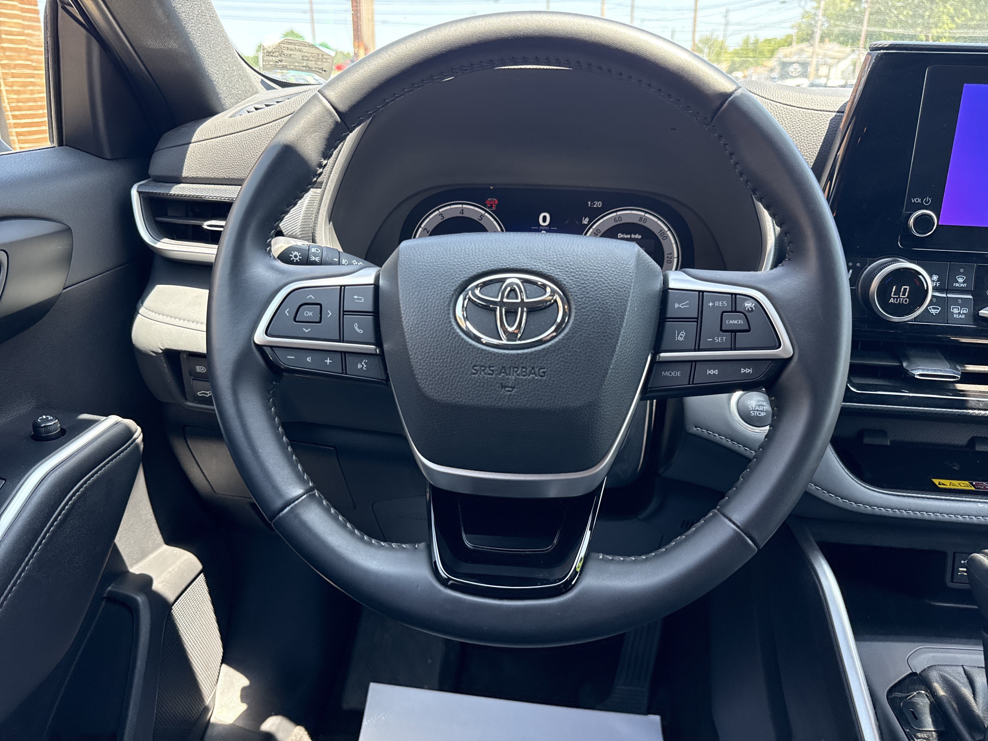 Used 2025 Toyota Highlander XSE AWD/4WD image 15