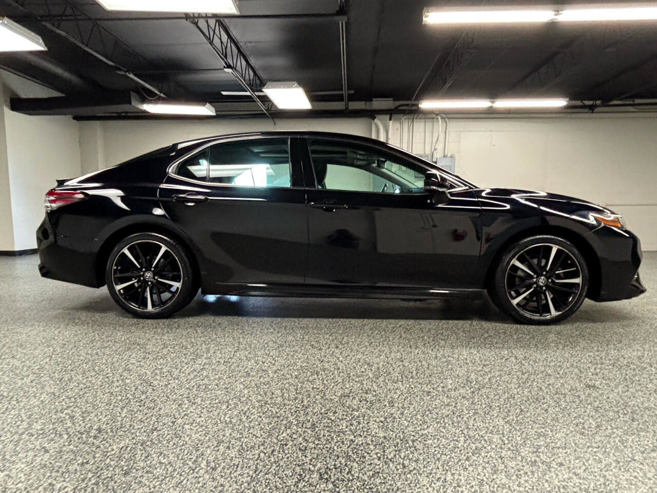 Used 2019 Toyota Camry XSE image 4