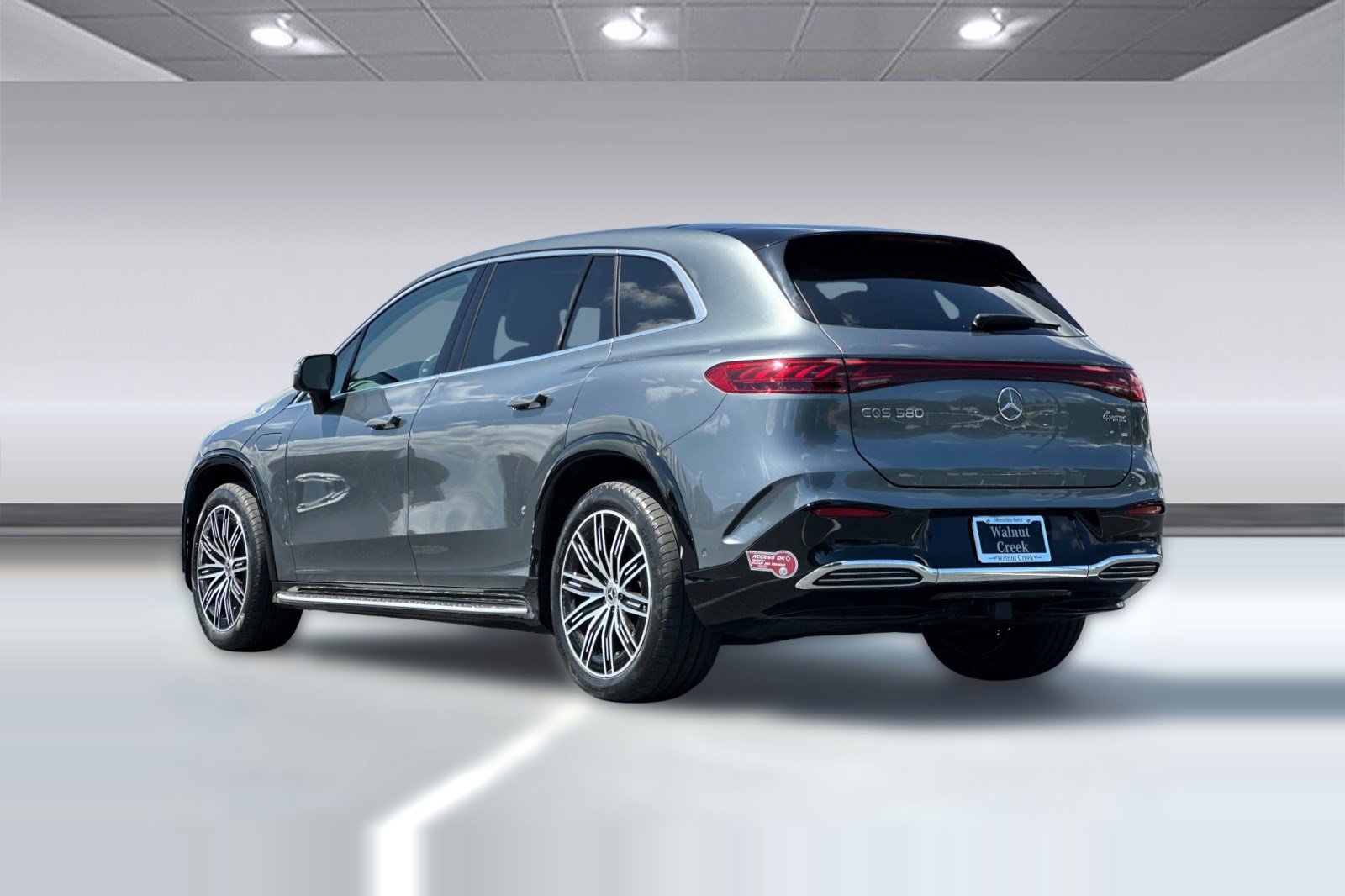 Used 2023 Mercedes-Benz EQS 580 4MATIC SUV image 3