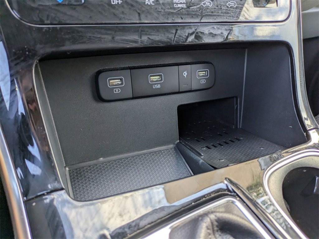 Used 2024 Kia Carnival EX image 24