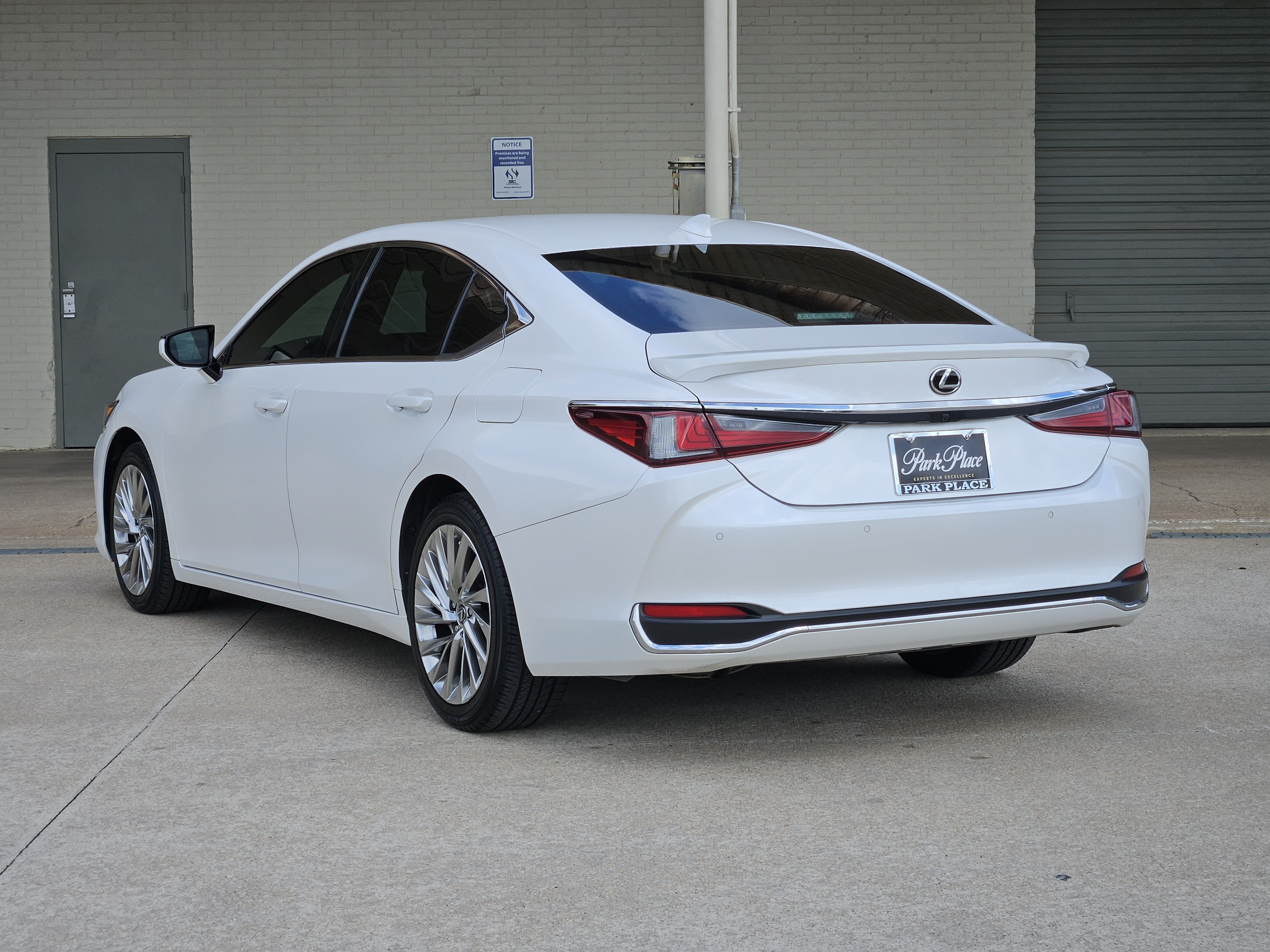 Used 2023 Lexus ES 300h Ultra Luxury w/ Accessory Package (Z2) FWD image 6