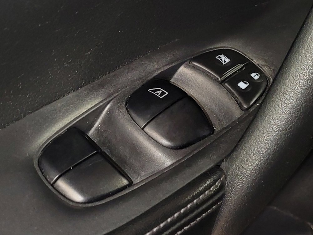 Used 2018 Nissan Rogue S image 27