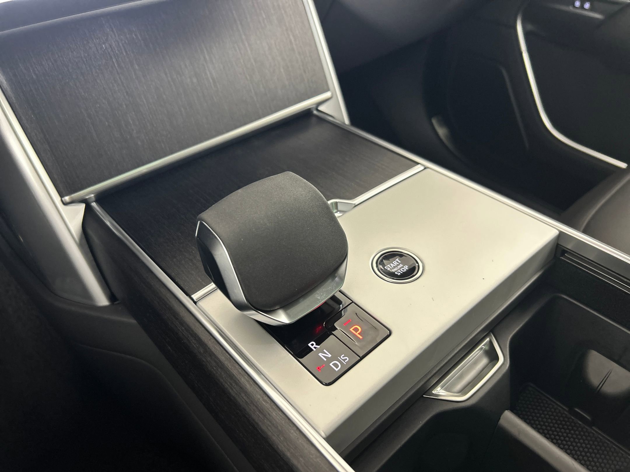 New 2025 Land Rover Range Rover Long Wheelbase SE image 22
