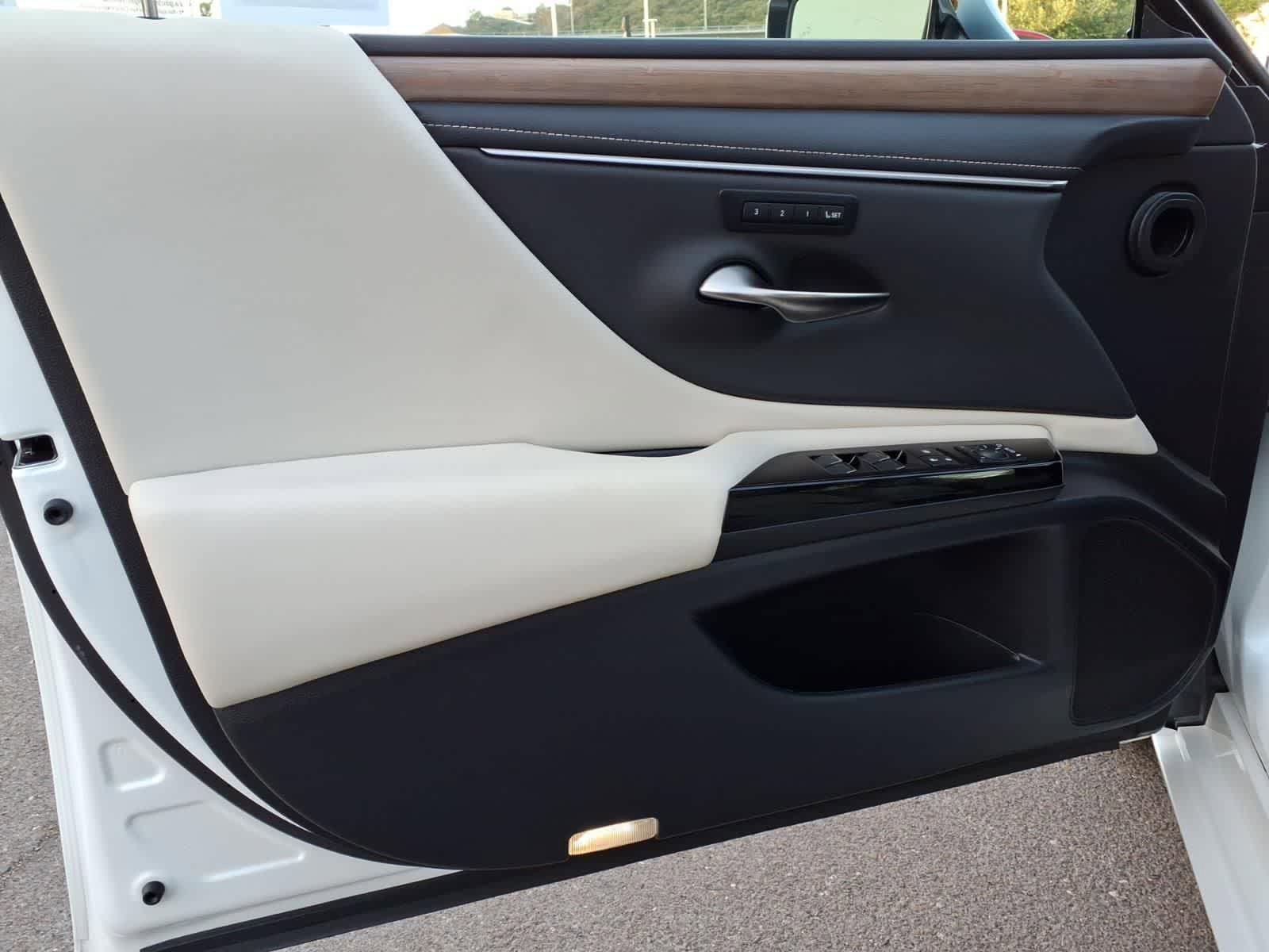 Used 2024 Lexus ES 300h w/ Premium Package FWD image 13