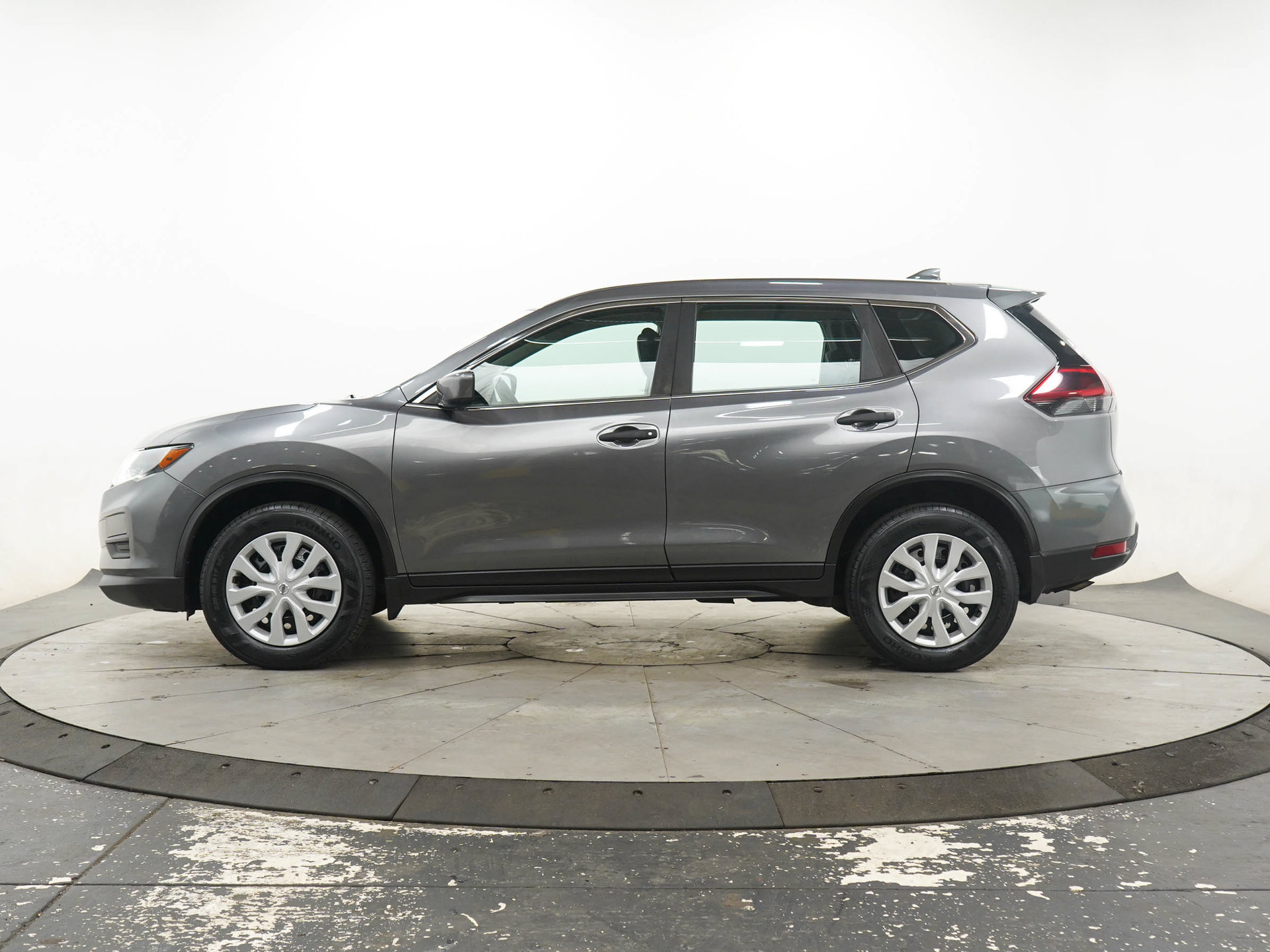 Used 2018 Nissan Rogue S AWD/4WD image 3
