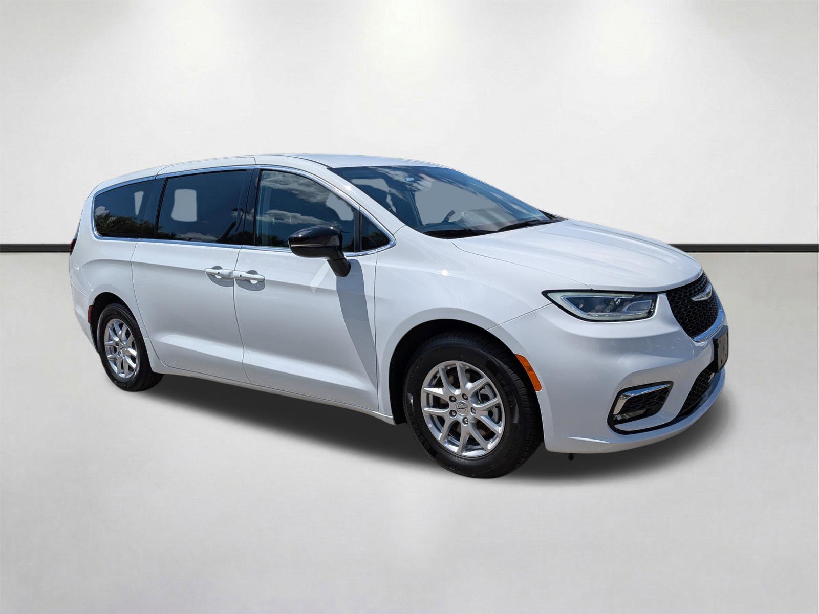 Used 2024 Chrysler Pacifica Touring-L image 2