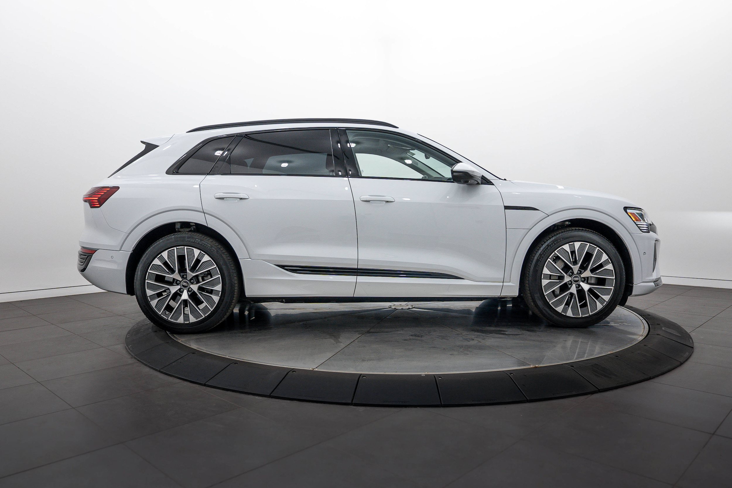 Certified 2024 Audi Q8 e-tron Premium Plus AWD/4WD image 3