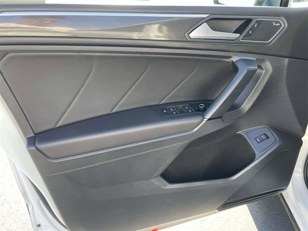 Used 2019 Volkswagen Tiguan SEL Premium image 17