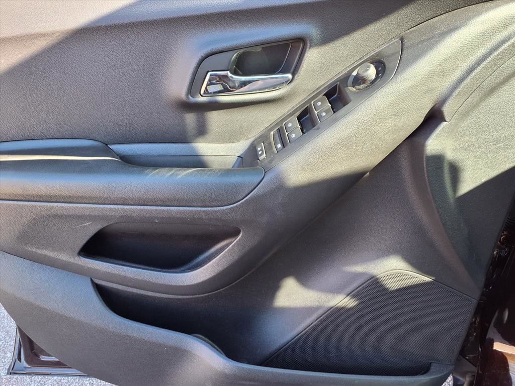 Used 2022 Chevrolet Trax LT w/ LT Convenience Package image 22