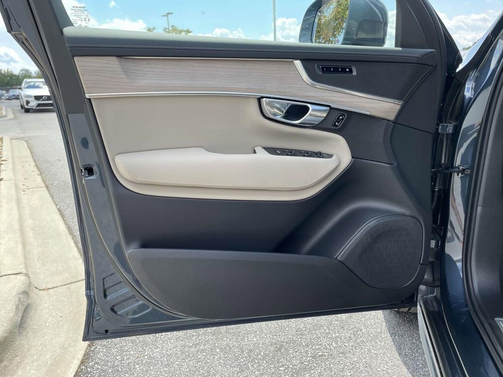 New 2026 Volvo XC90 B6 Plus image 5