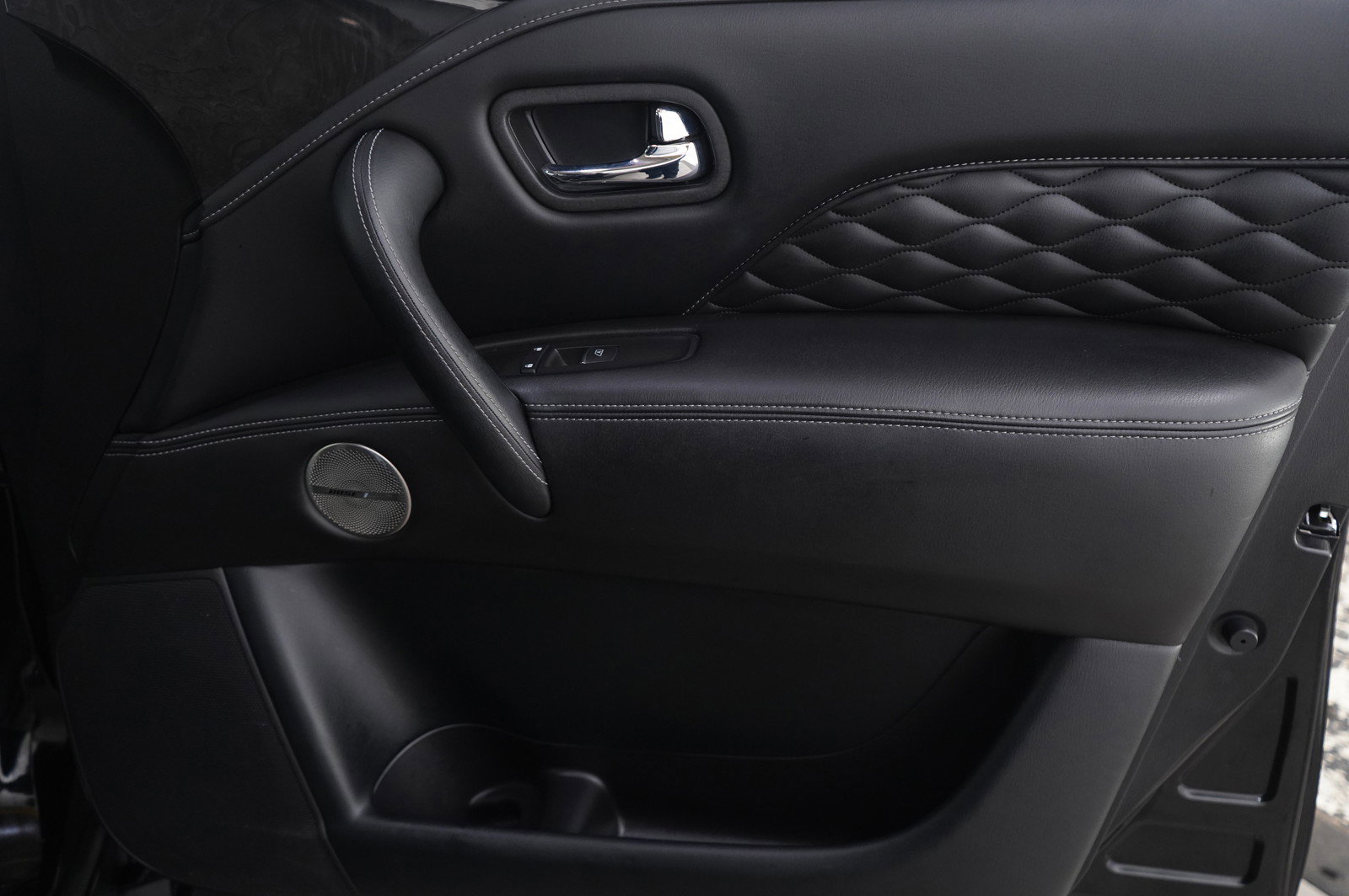 Used 2024 INFINITI QX80 Premium Select image 9