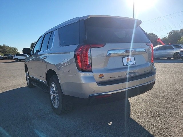Used 2024 GMC Yukon SLT w/ SLT Luxury Package image 3