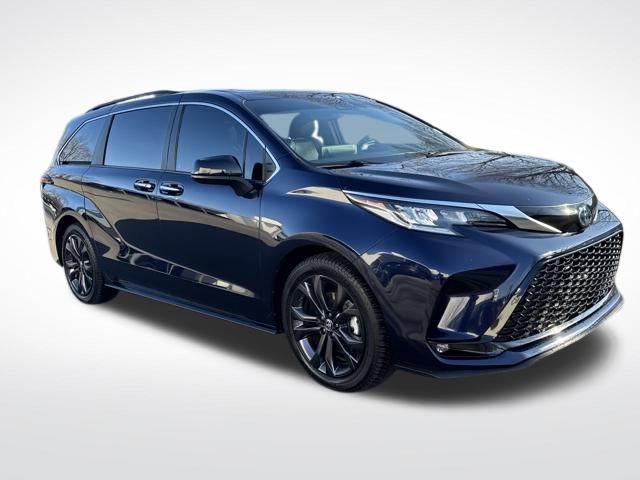 Used 2022 Toyota Sienna XSE image 9