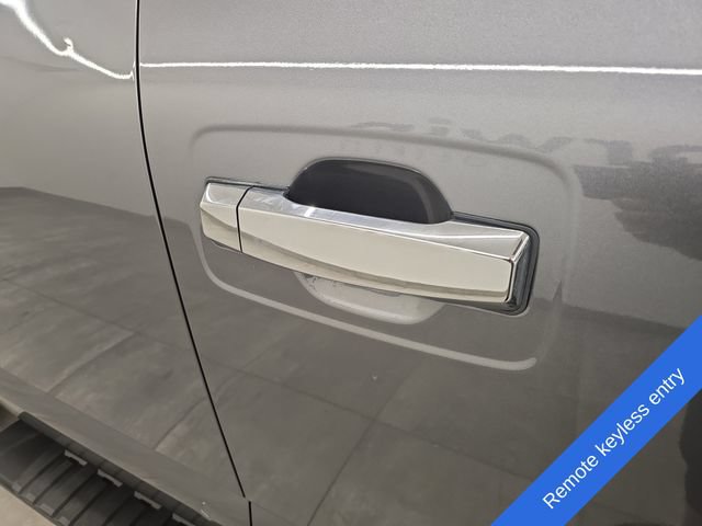 Used 2019 Nissan Titan SV AWD/4WD image 8