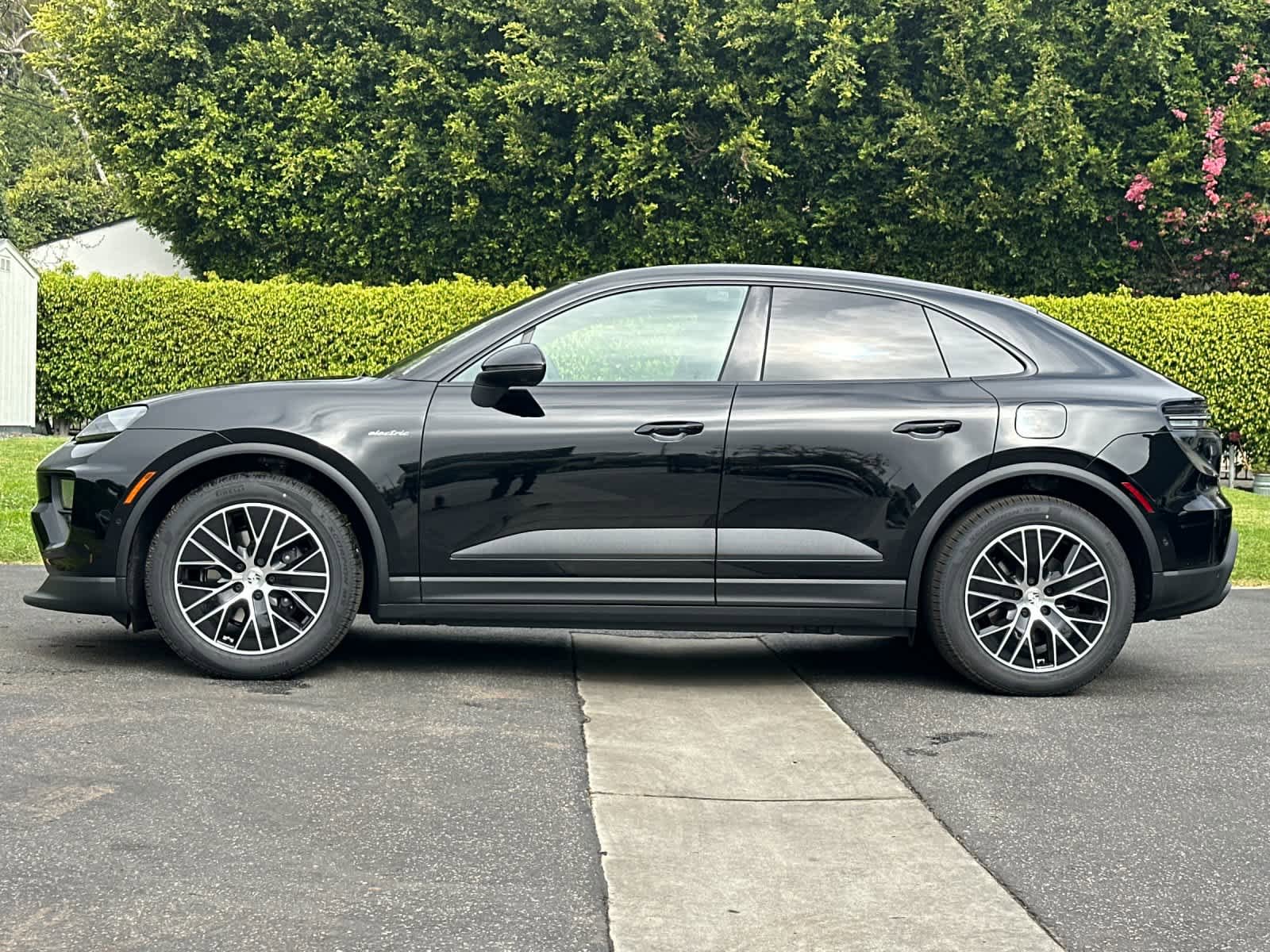 New 2026 Porsche Macan Electric RWD image 2