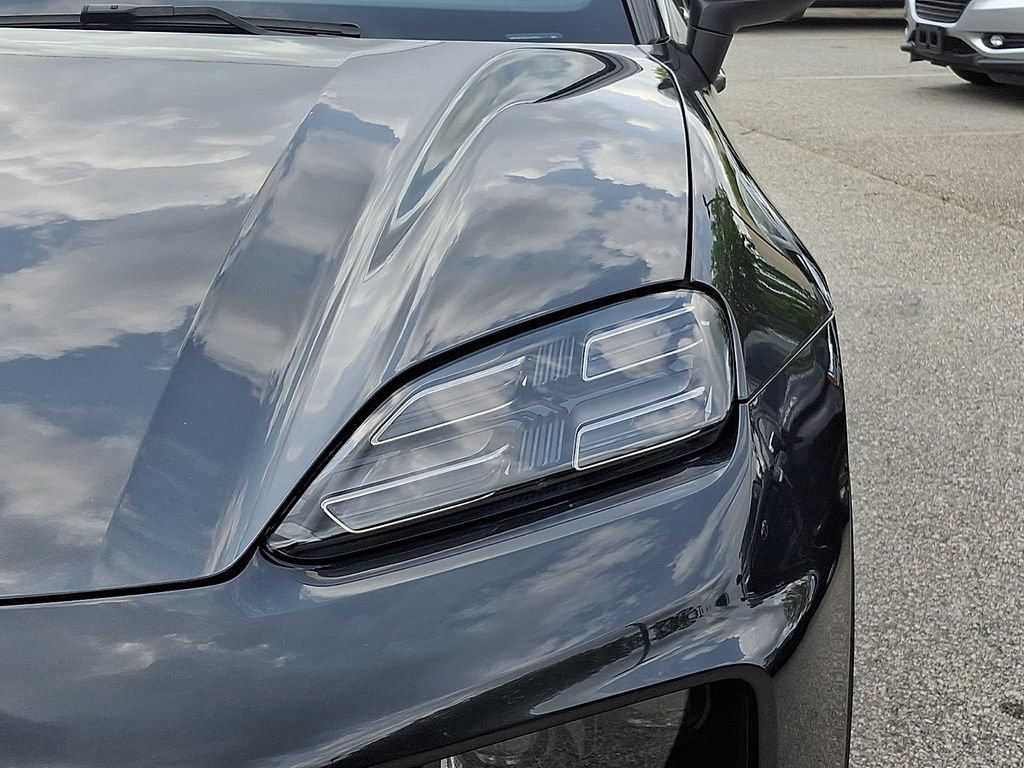Used 2025 Porsche Macan Electric RWD image 9