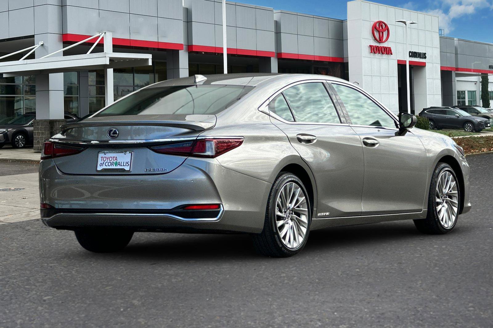 Used 2020 Lexus ES 300h w/ Luxury Package image 4