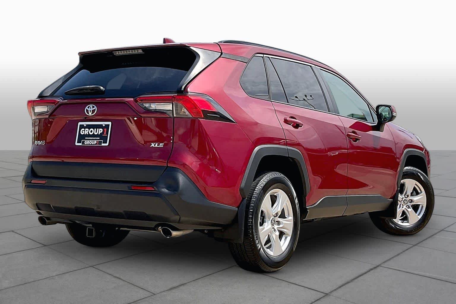 Used 2021 Toyota RAV4 XLE w/ Convenience Package FWD image 9