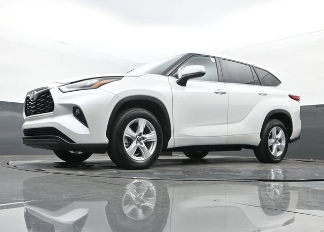 Used 2023 Toyota Highlander LE image 29