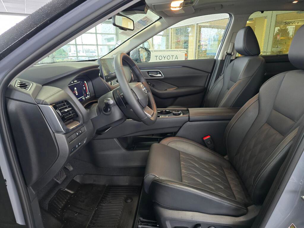 Used 2025 Nissan Rogue Platinum w/ Platinum Premium Package image 22