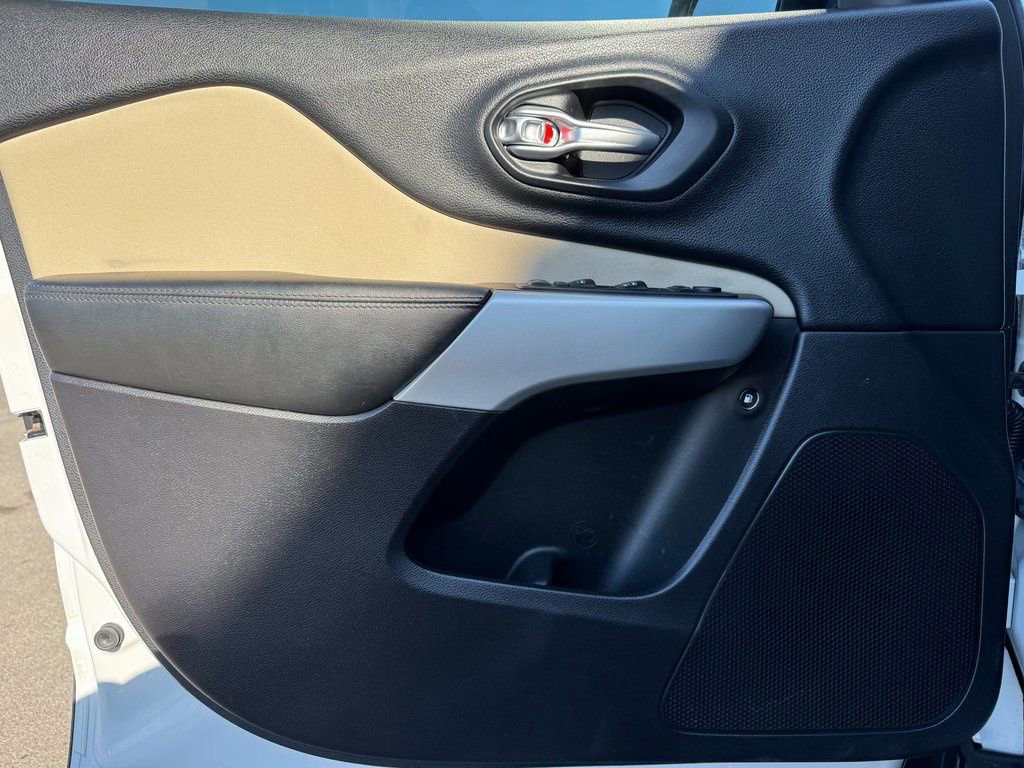 Used 2017 Jeep Cherokee Latitude w/ Comfort/Convenience Group image 27