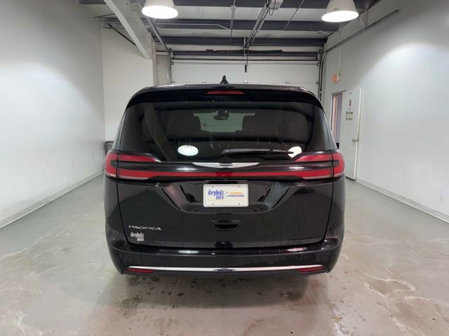 Used 2024 Chrysler Pacifica Touring-L image 6