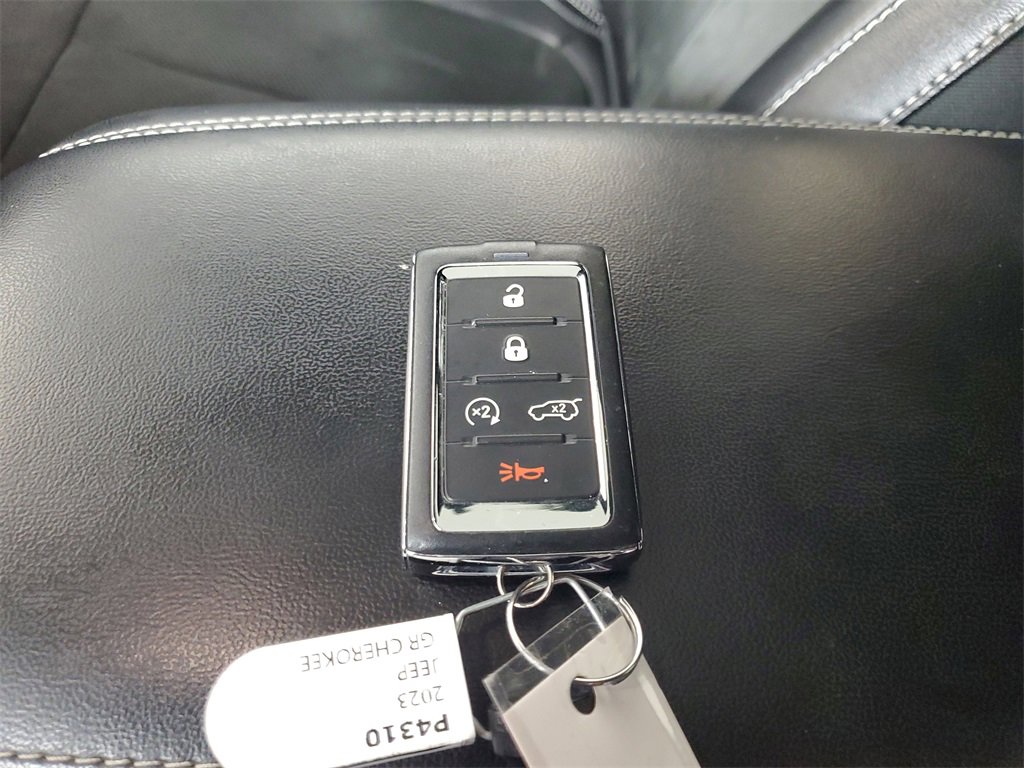 Used 2023 Jeep Grand Cherokee L Laredo image 28