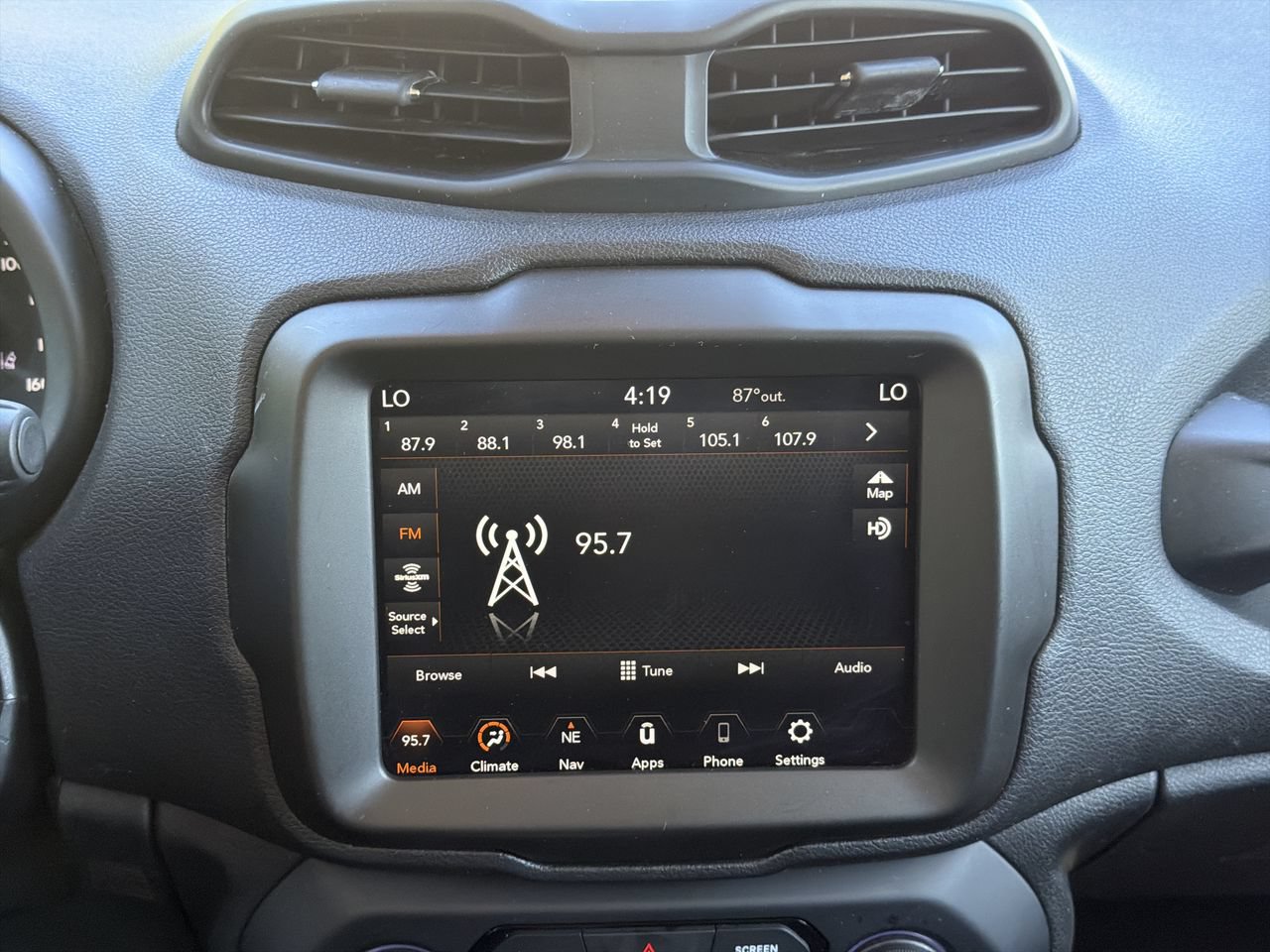 Used 2023 Jeep Renegade Latitude AWD/4WD image 16