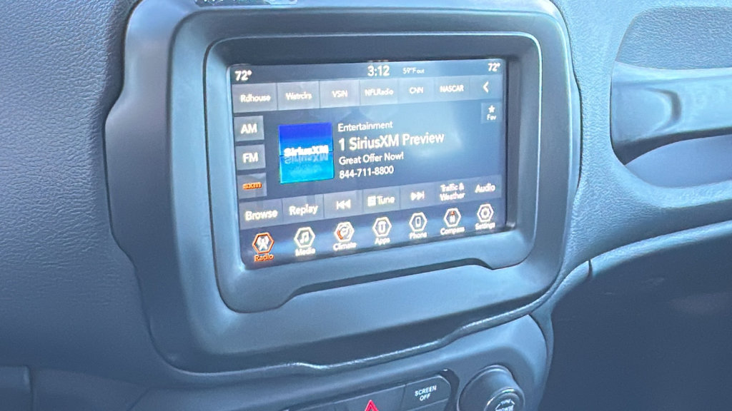 Used 2018 Jeep Renegade Latitude w/ Popular Equipment Group image 15