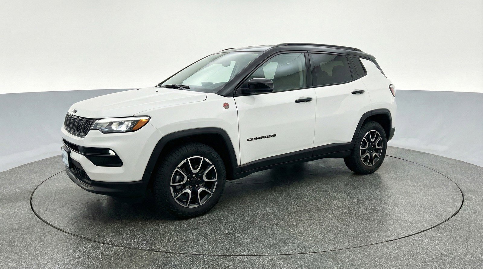 Used 2025 Jeep Compass Trailhawk AWD/4WD image 3