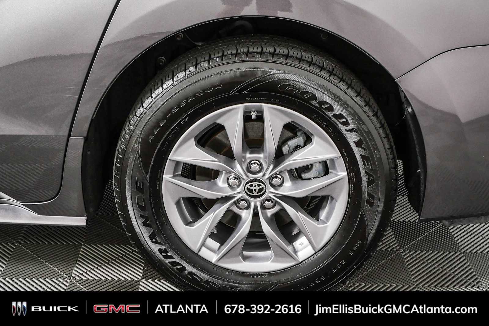 Used 2024 Toyota Sienna XLE FWD image 39