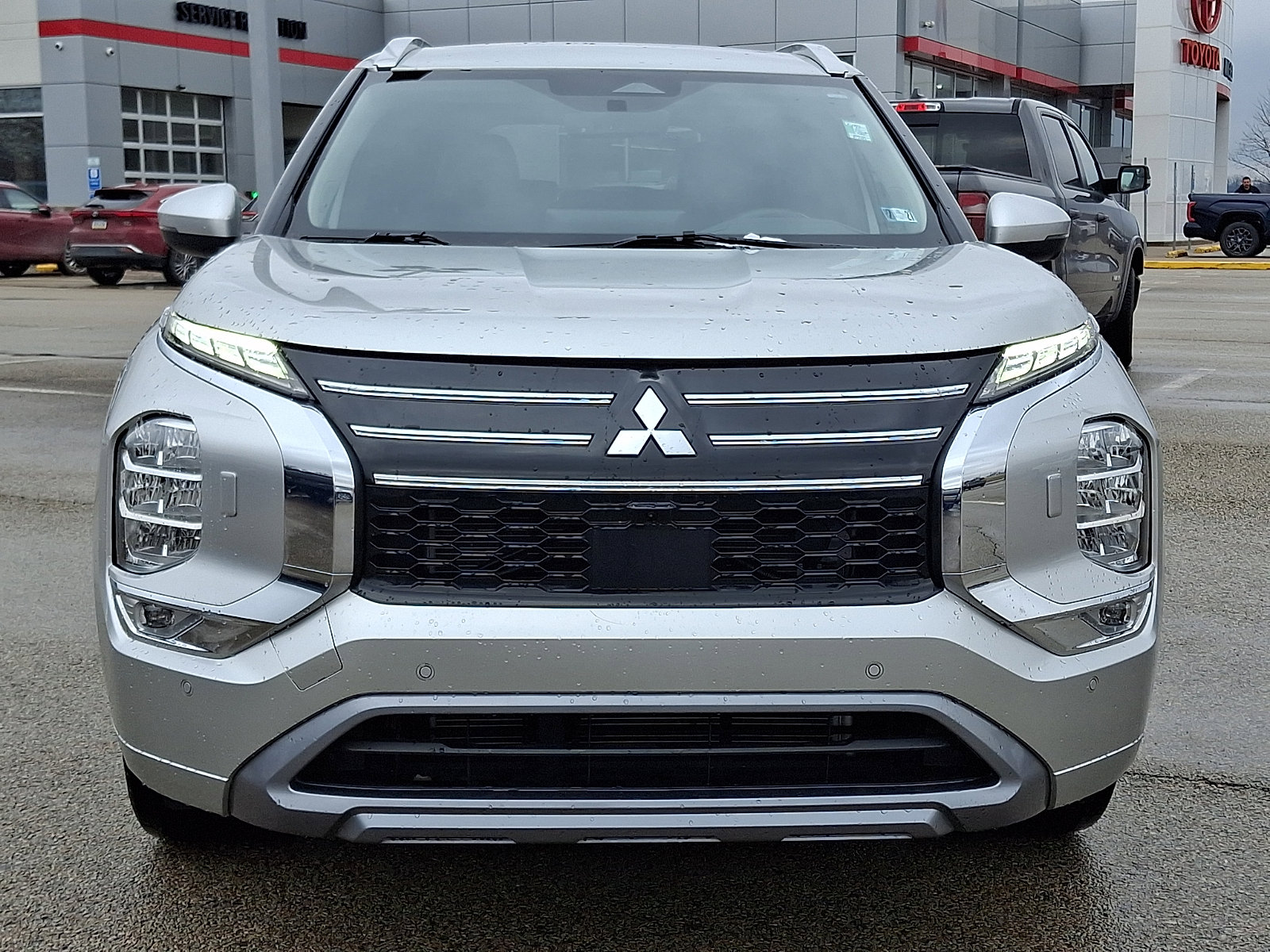 Used 2025 Mitsubishi Outlander AWD image 2