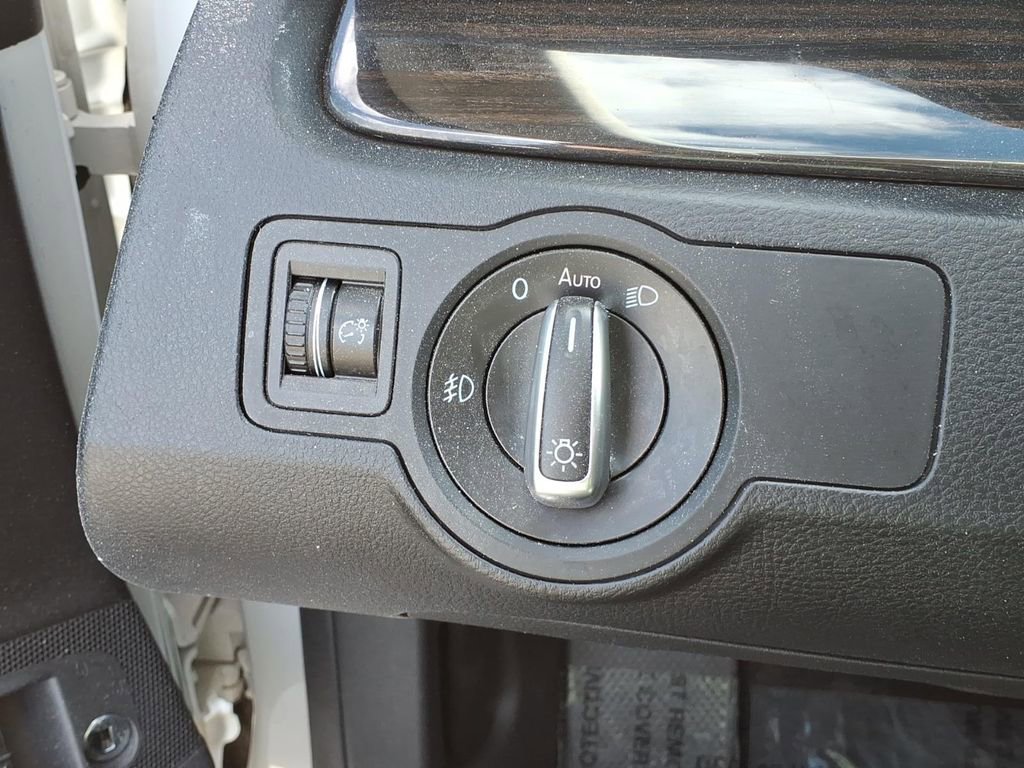 Used 2014 Volkswagen CC Executive FWD image 21
