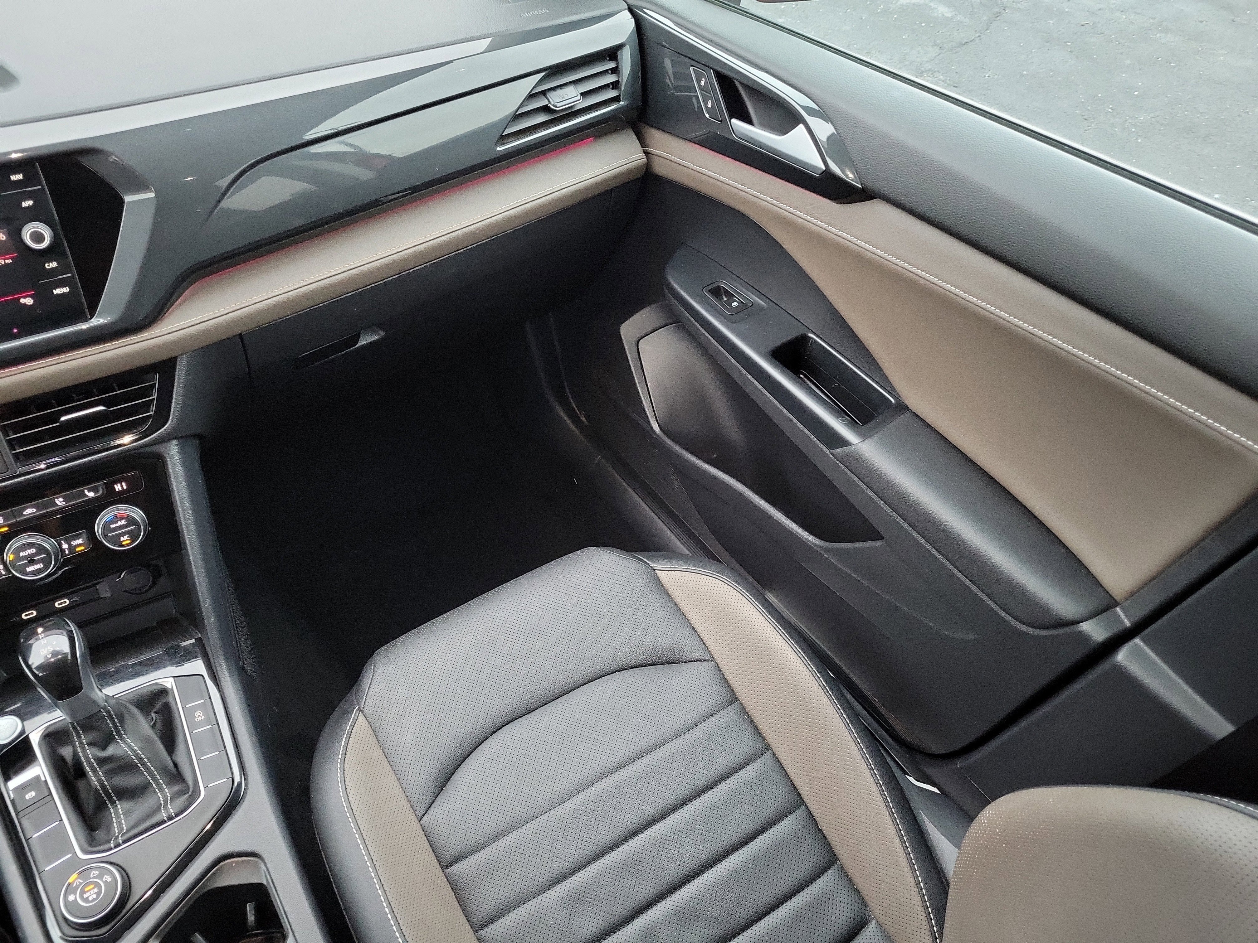 Used 2022 Volkswagen Taos SEL w/ Panoramic Sunroof Package image 14