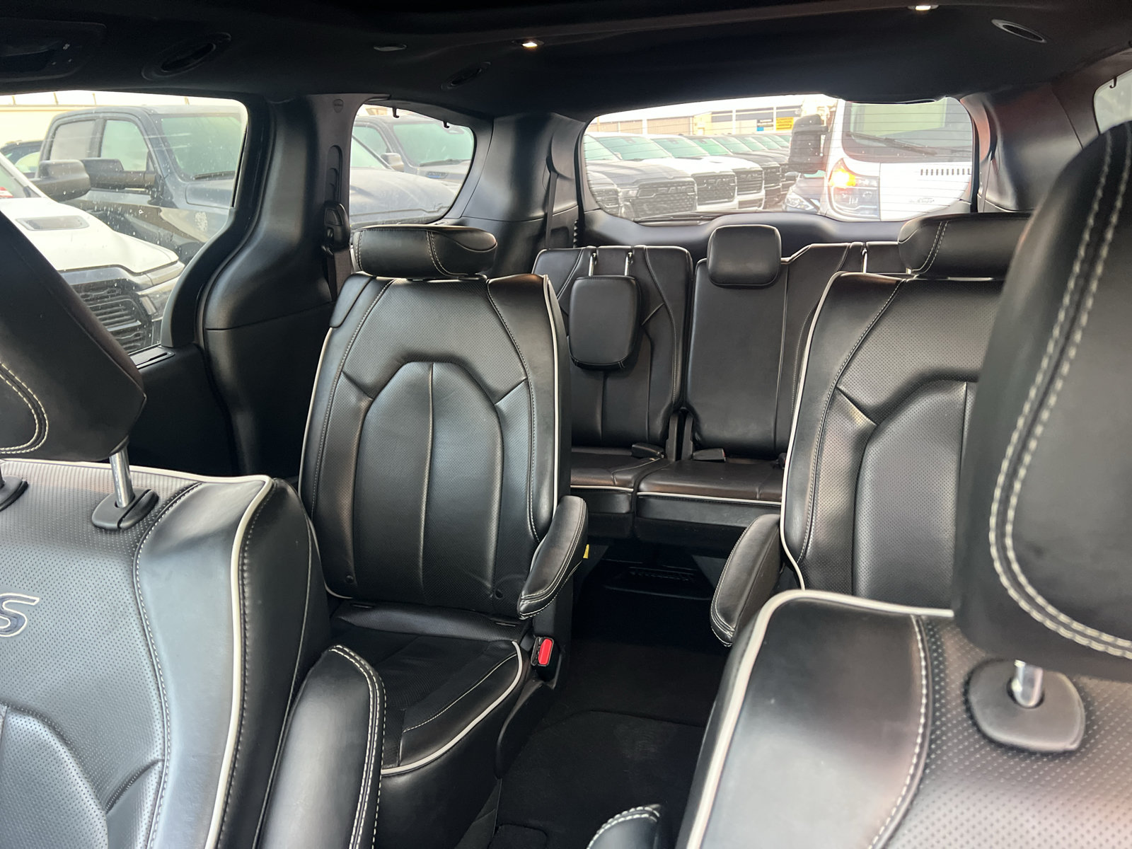Used 2025 Chrysler Pacifica Limited FWD image 8