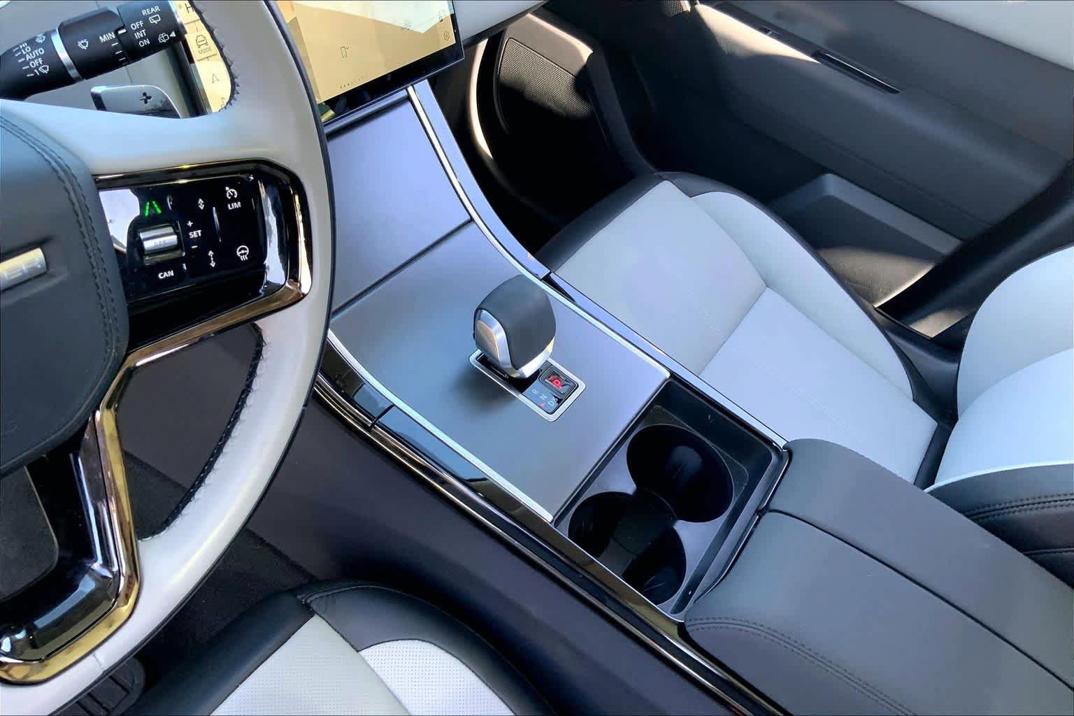 Used 2025 Land Rover Range Rover Velar Dynamic SE image 15