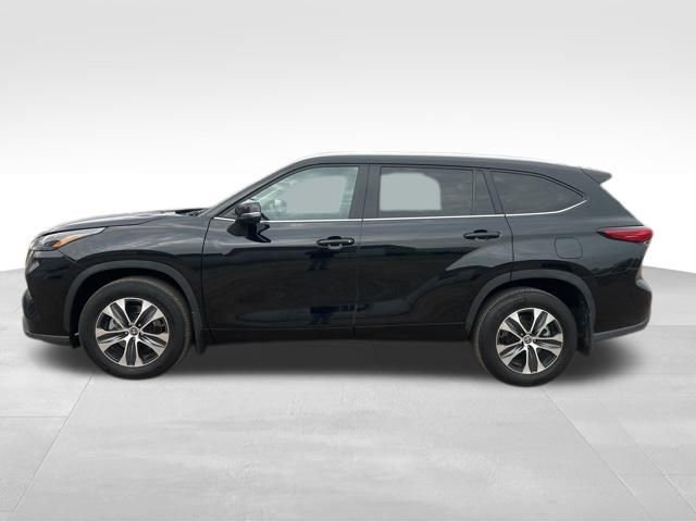 Used 2023 Toyota Highlander XLE image 4