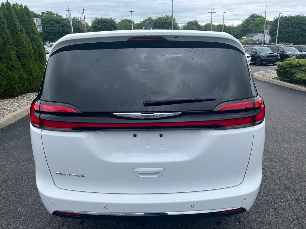 Used 2025 Chrysler Pacifica Select FWD image 5