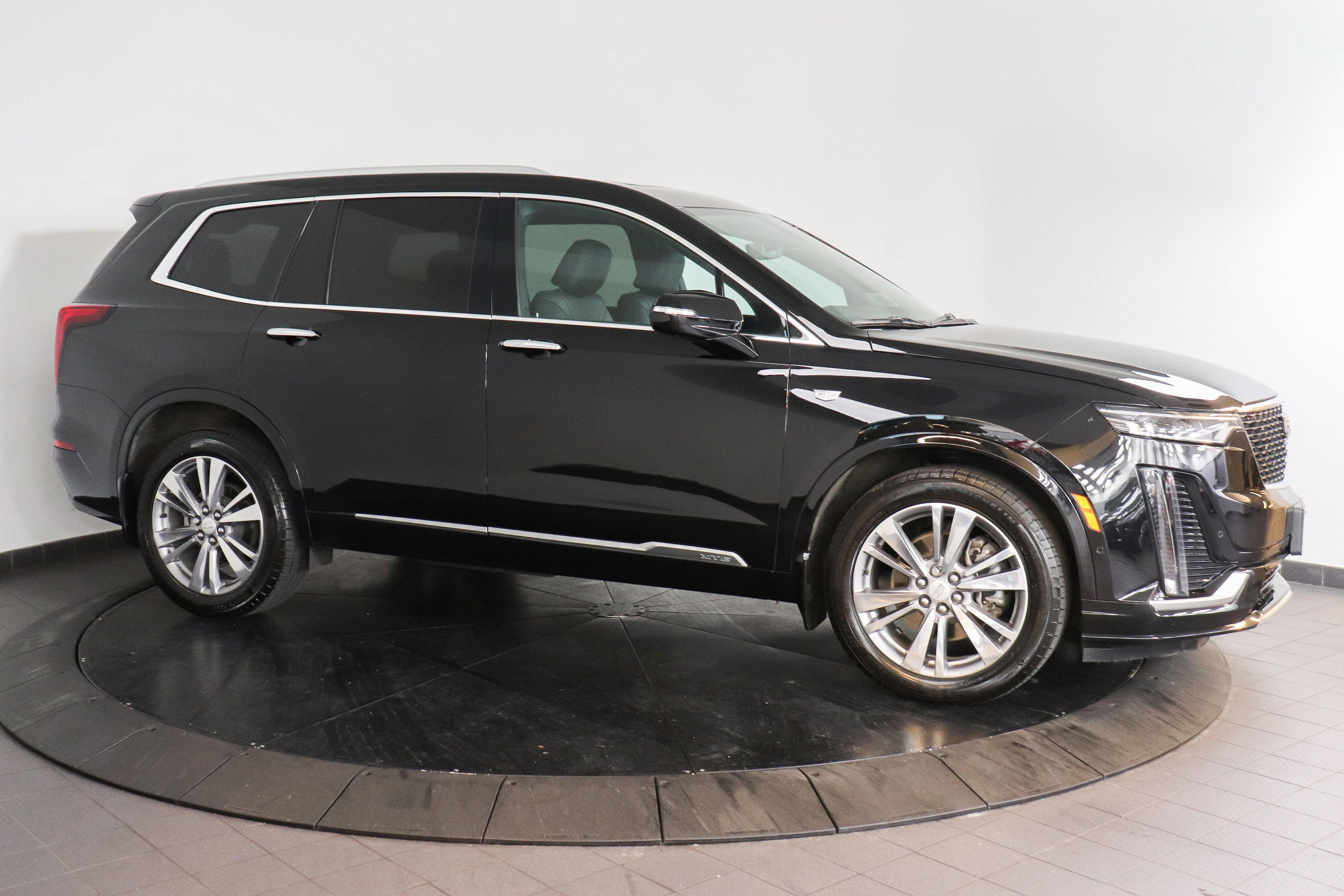 Used 2024 Cadillac XT6 Premium Luxury w/ Technology Package AWD/4WD image 8
