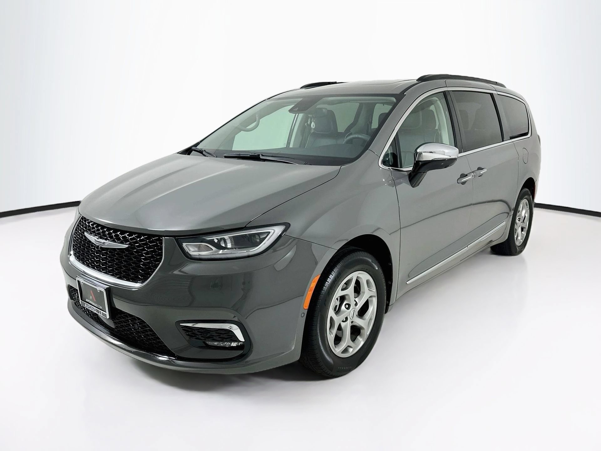 Used 2023 Chrysler Pacifica Limited w/ Uconnect Theater Family Group AWD/4WD image 3
