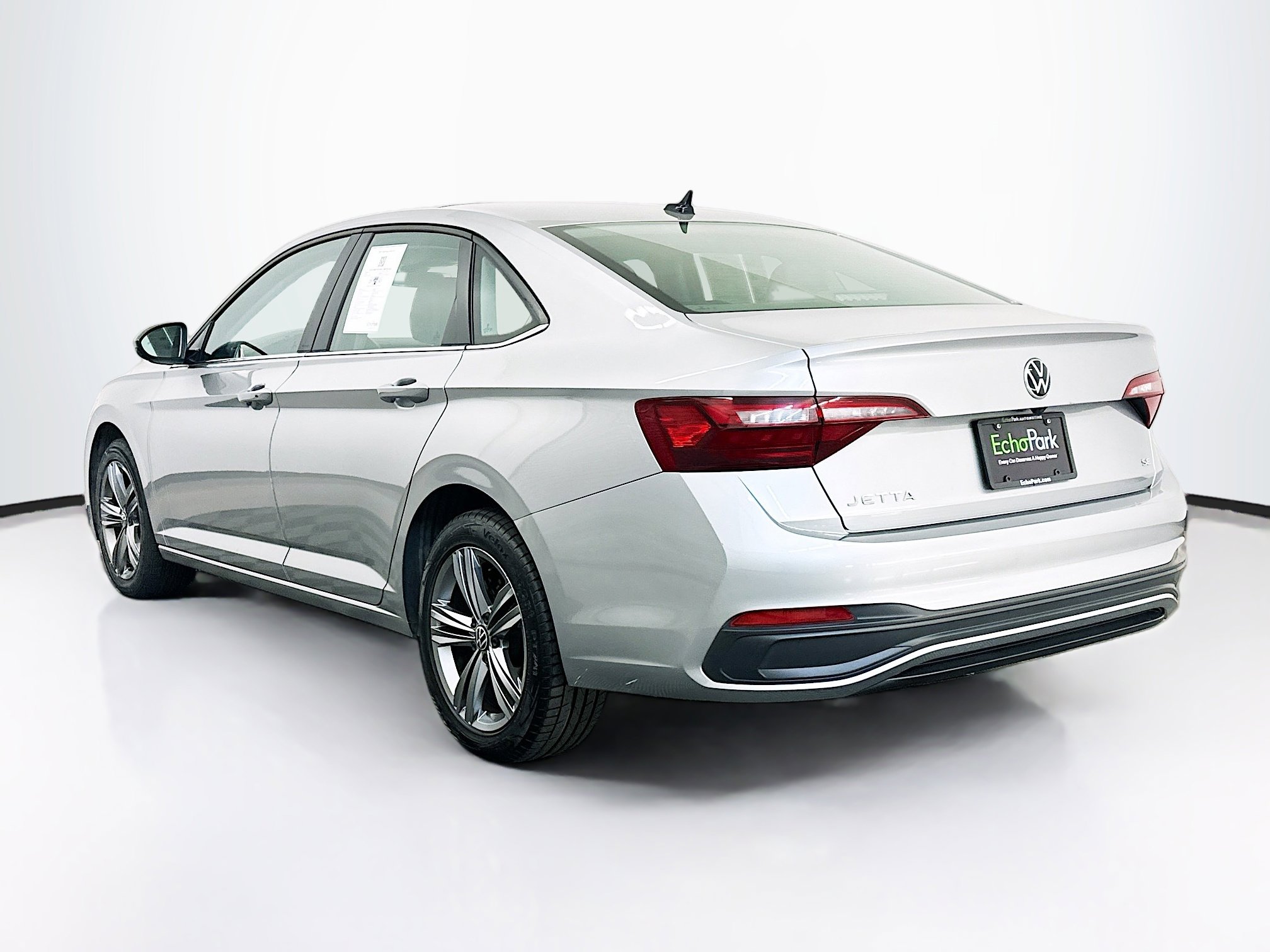 Used 2024 Volkswagen Jetta SE image 5